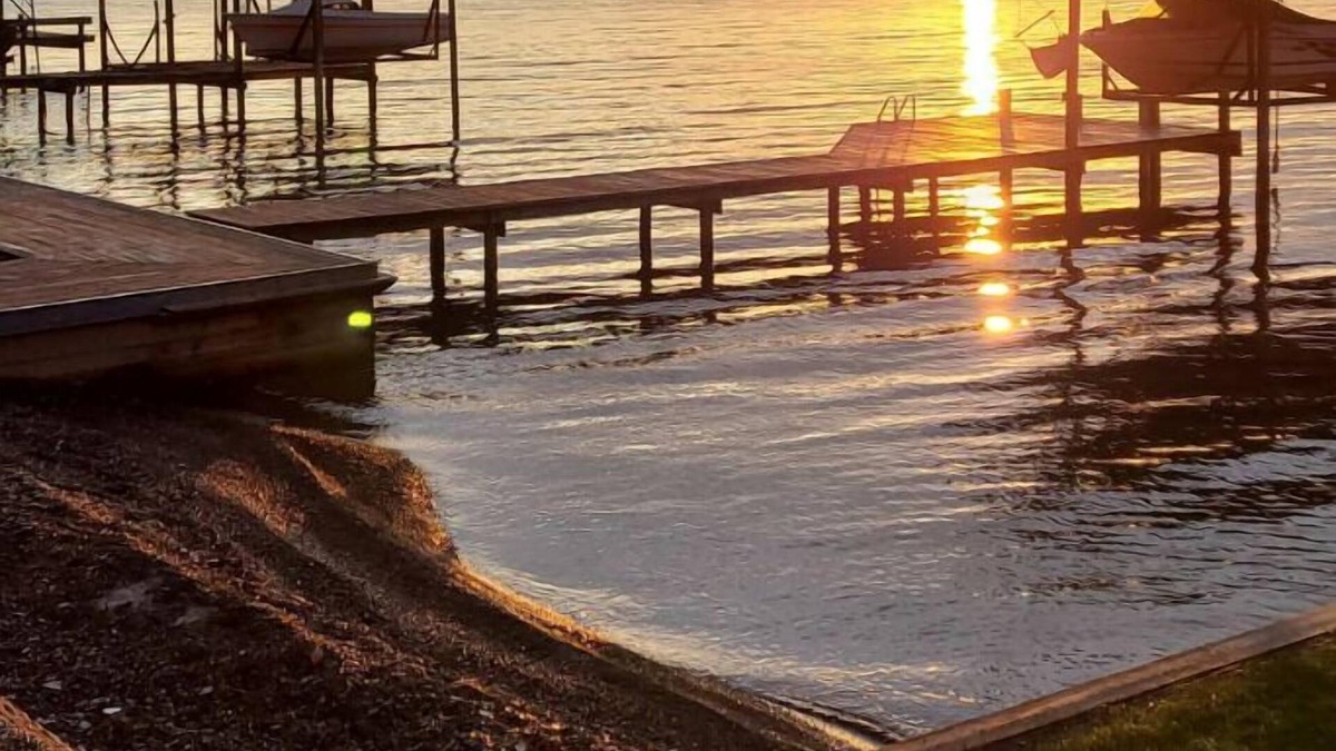 Town of Torrey Cottage | Cozy lakefront cottage on Seneca Lake wine trail with private dock and beach