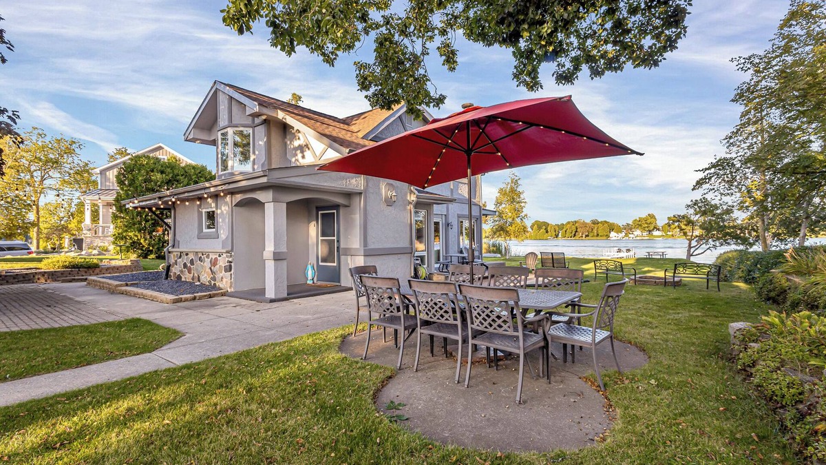 Random Lake Cottage | Cozy Lakefront Escape: Perfect for Seasonal Getaways & Large Groups