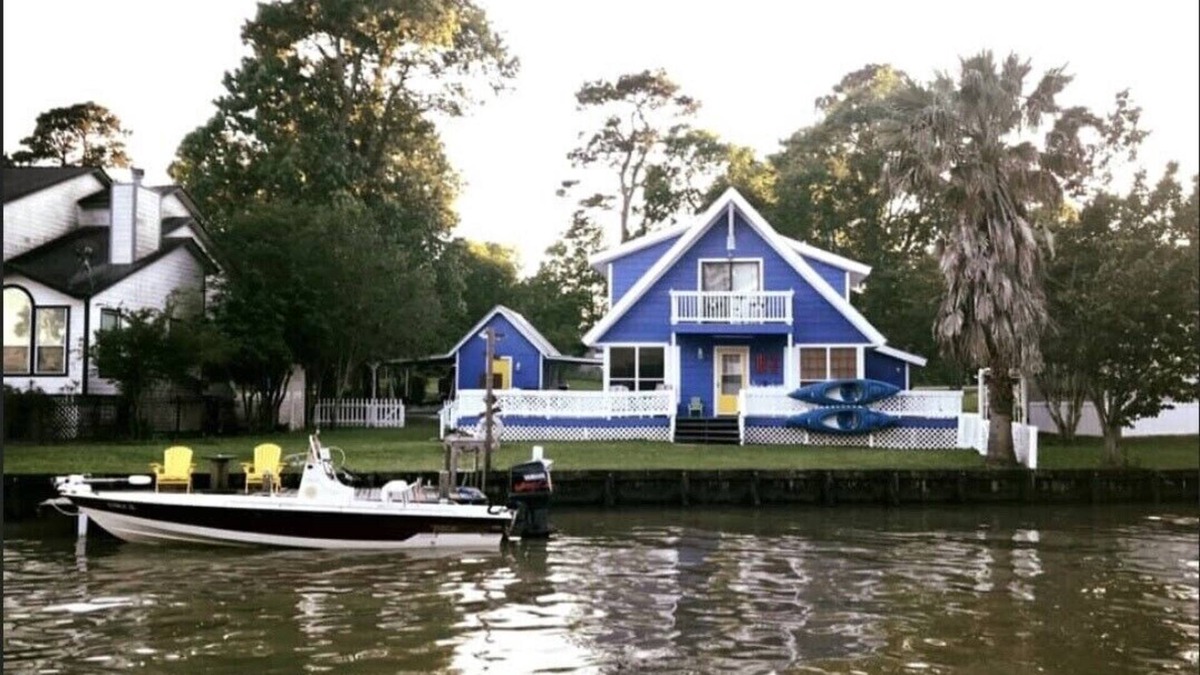 Pointblank Cabin | Cozy Lakefront Getaway On Lake Livingston. No Pets Allowed