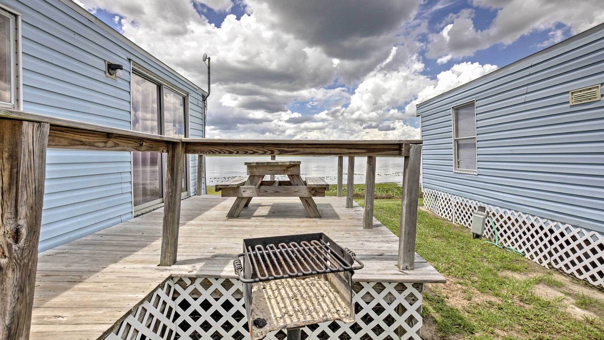 Silver Springs Cottage | Cozy Lakefront Home in Ocala w/Deck, Grill + A/c!