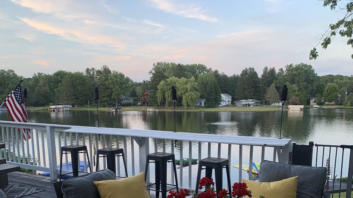 Fenton House | Cozy Lakefront home