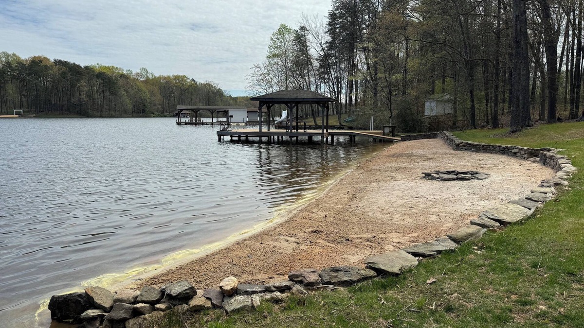 Bumpass House | Cozy Lakefront House on Lake Anna public side!