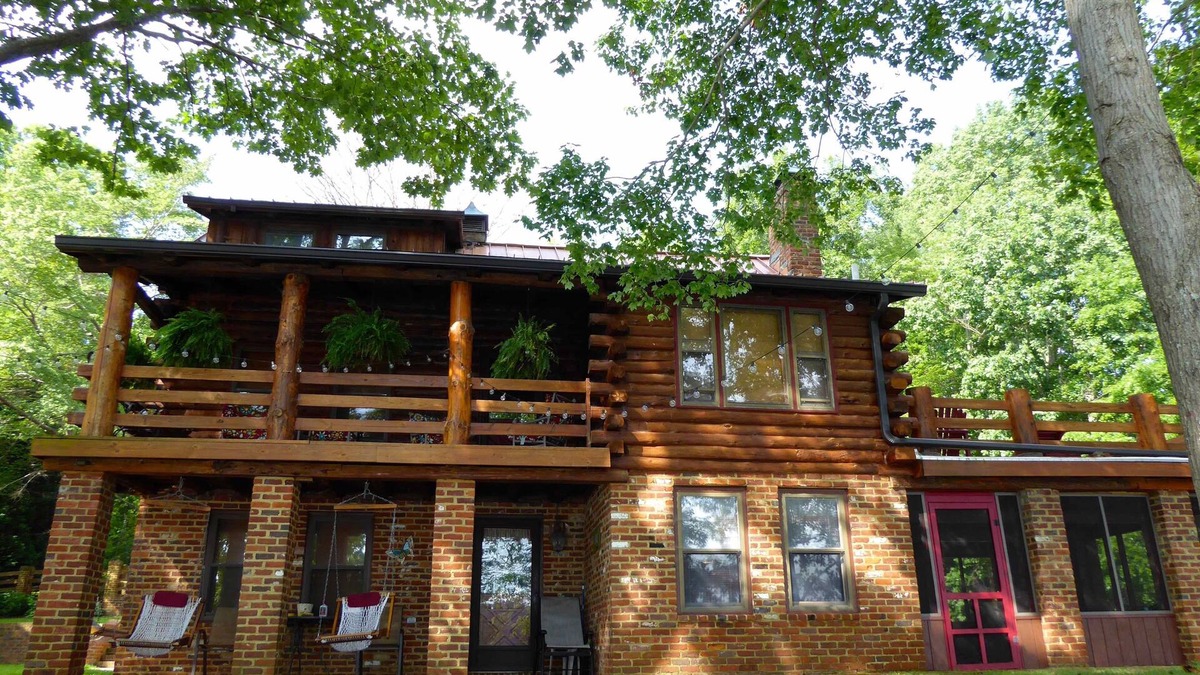 Bracey House | Cozy, Lakefront Log Cabin
