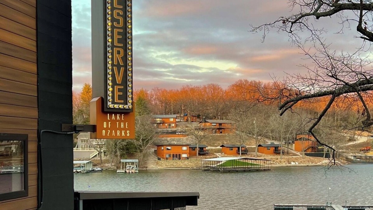 Osage Beach Cabin | Cozy Lakefront Penthouse Suite