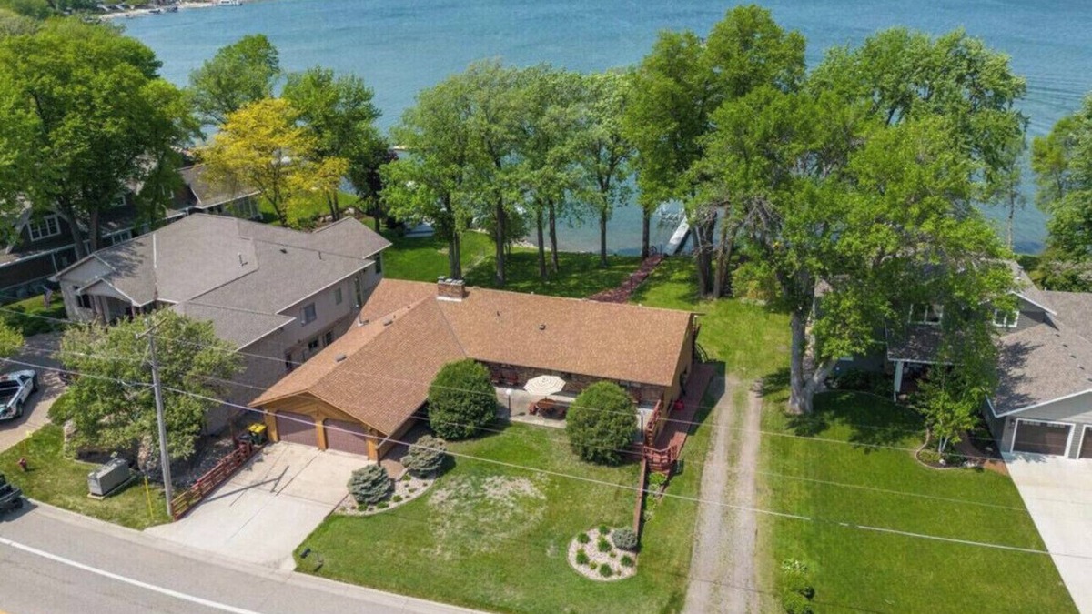 Spicer House | Cozy lakefront townhome w/3 BR, WiFi, AC, Smart TV, Kitchen. Pet Friendly!