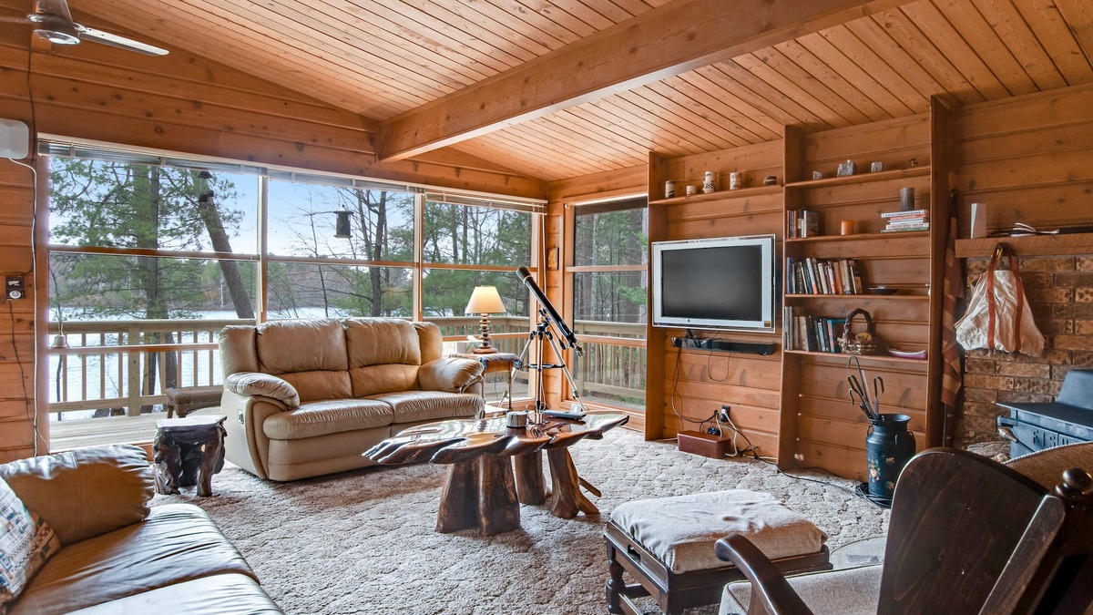 Lac du Flambeau House | Cozy lakefront cabin in the heart of Wisconsin's Northwoods with canoe & kayak