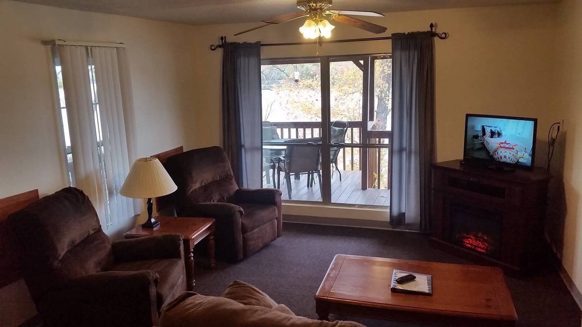 Wappapello Cabin | Cozy Lakefront with Fireplace at Marina
