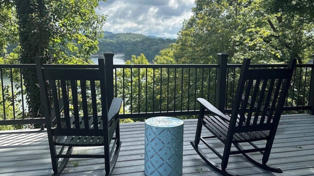 Bronston House | Cozy Lakehouse – Game Room, Pet-Friendly, Near Boatramp, 3-Season room!