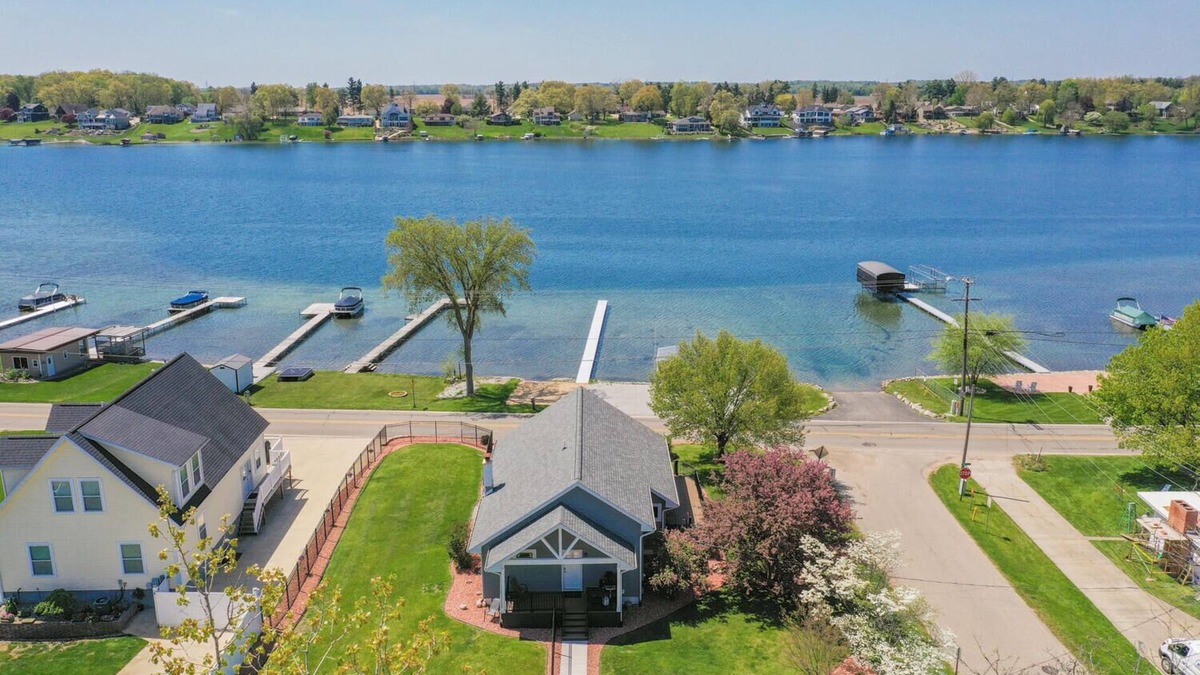 Union House | Cozy LakeHouse on Baldwin Lake, Great outdoor space with Boat Rental Available!