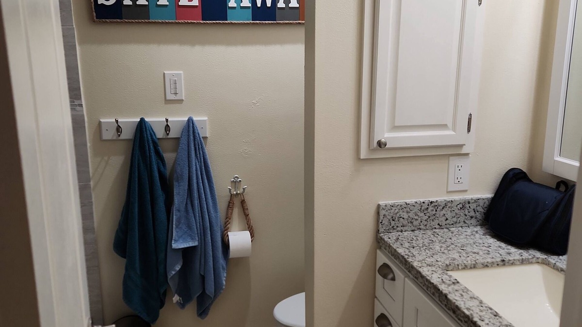 League City Condo | Cozy, Lakeside 1-bedroom condo with AC and WiFi in enjoyable Kemah
