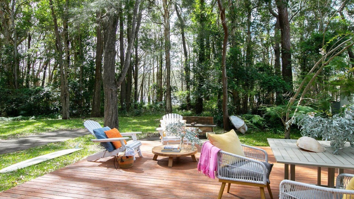 Macmasters Beach House | Cozy lakeside retreat just a short walk to beach