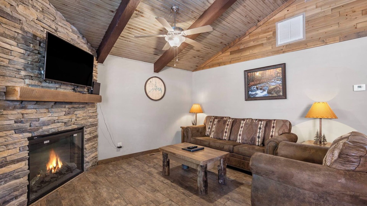 Indian Point Cabin | Cozy lakeside Cabin, Minutes to Silver Dollar City! Resort Perks & TICKET DEALS!