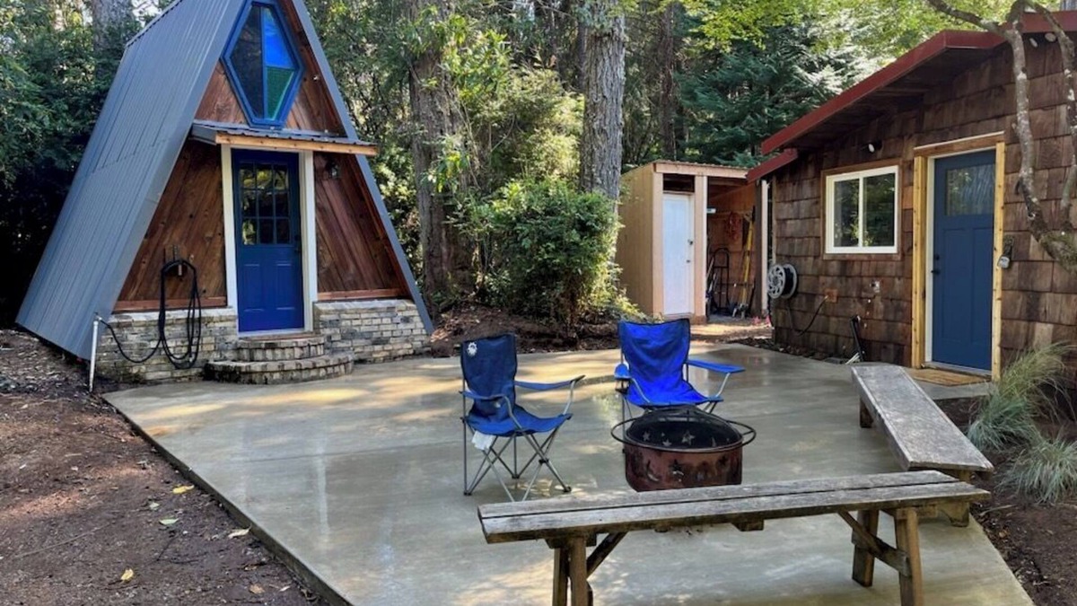 Bandon Cabin | Cozy lakeside cabin on Laurel Lake just outside Bandon Dunes. Pet friendly!