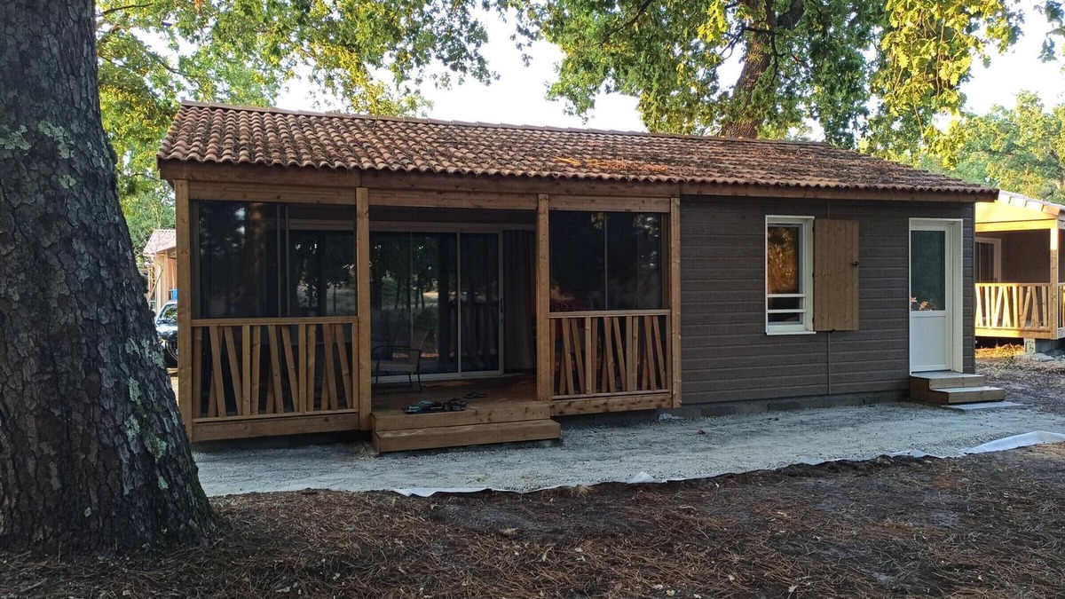 Labouheyre Ski Chalet | Cozy Lakeside Chalet with Pool & WiFi, Nature Retreat