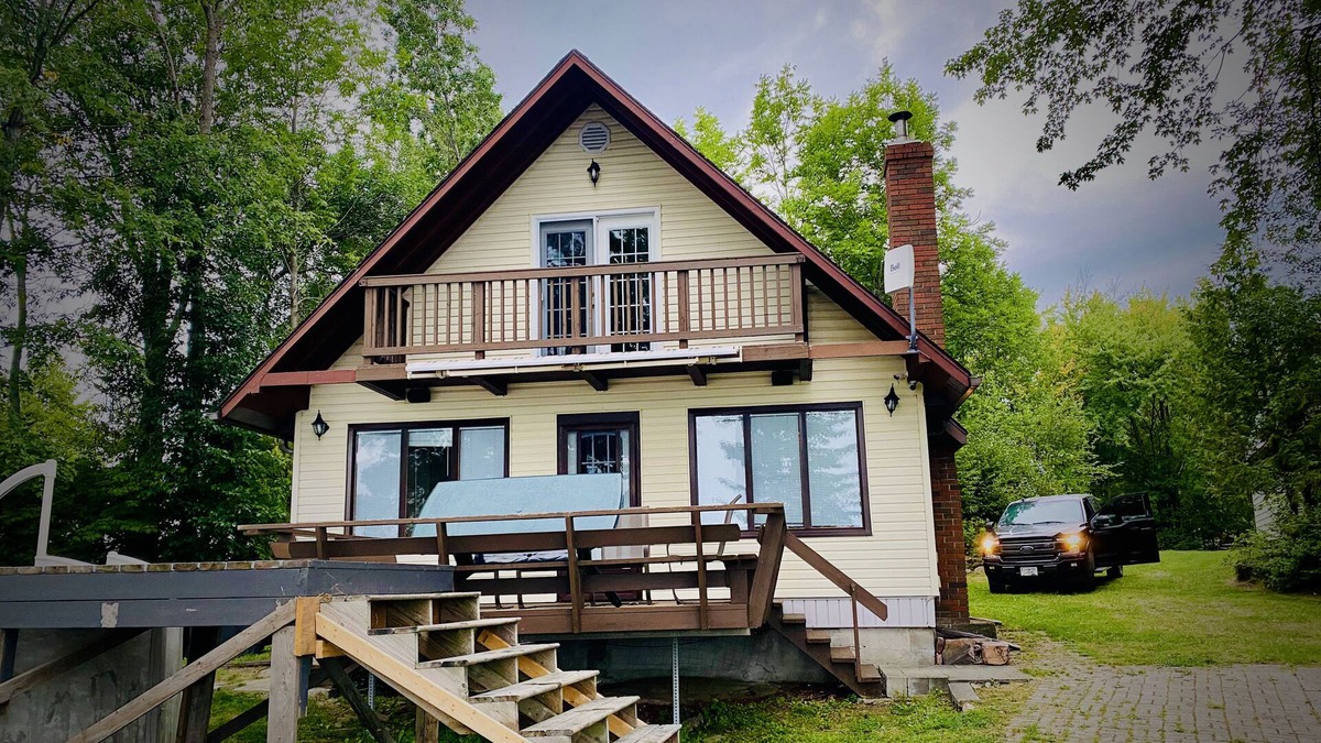 West Nipissing Cottage | Cozy Lakeside Cottage with Private Pool in the Summer