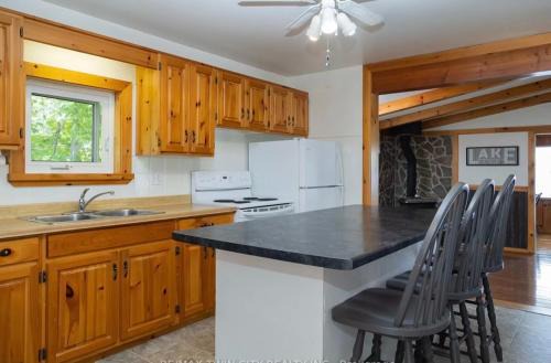 McKellar House | Cozy Lakeside Cottage with Beautiful Sunsets