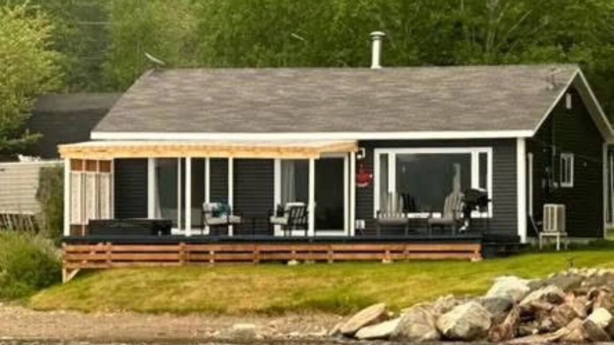 Terra Nova Cabin | Cozy Lakeside Cottage with hot tub, games room, kayaks and paddle boards.