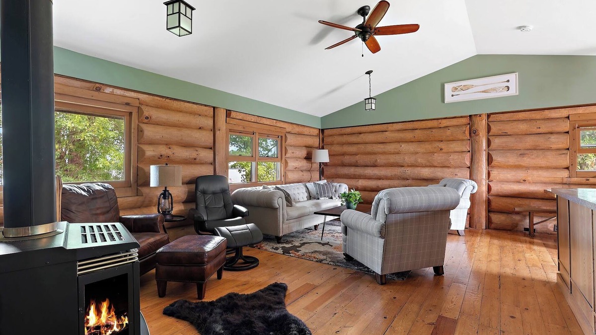 Lindstrom Cabin | Cozy Lakeside Log Cabin With 2 FireplacesnThe Hidden Pines Log Cabin