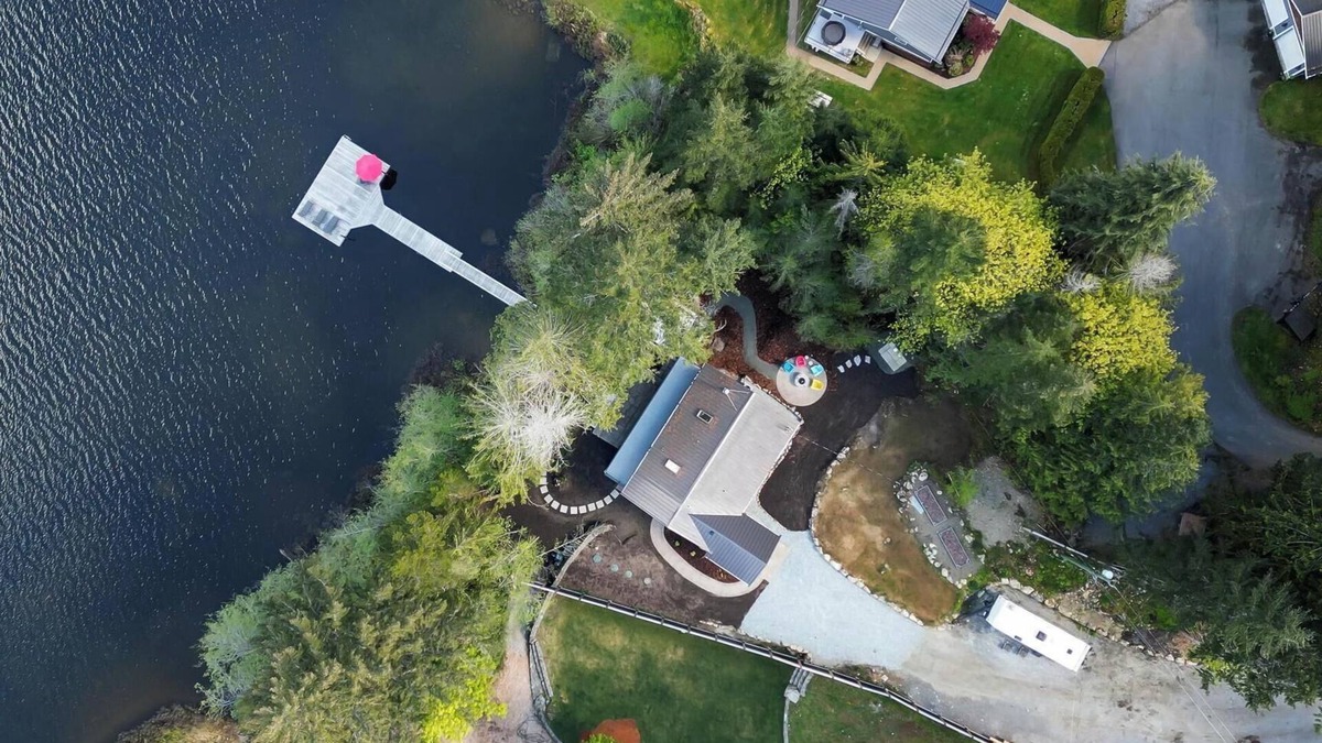 Shawnigan Lake Cottage | Cozy Lakeside Retreat – Family-Friendly with Private Beach, Dock & Hot Tub