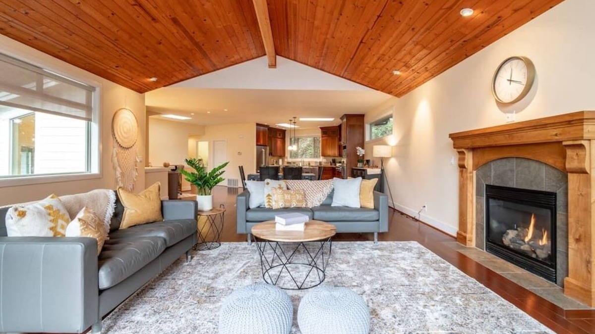 East Lake Hills Villa | COZY Lakeview Villa w/Inside & Outside Fireplace