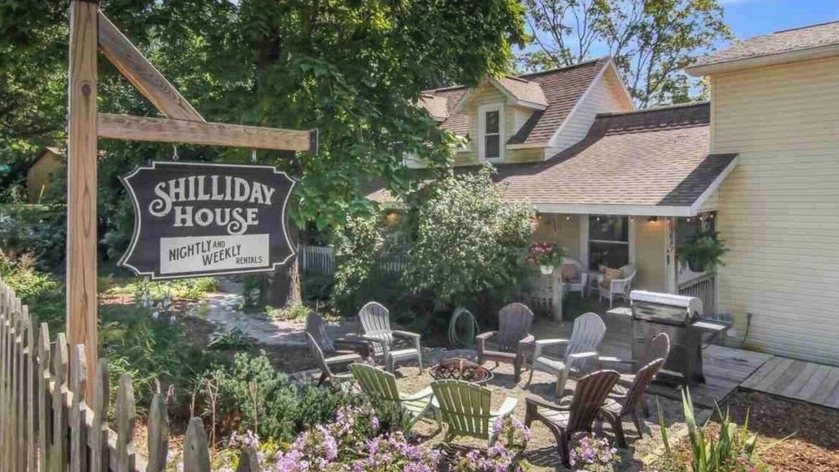 Lake Ann House | Cozy Large House, Big Porch, Fire Pit, Live Music Brewery, Heart of Lake Ann!