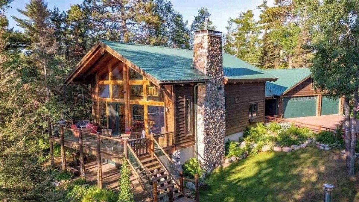 Ely Cabin | Cozy Large Log Cabin w/ Sauna + Hot Tub on Lake Shagawa