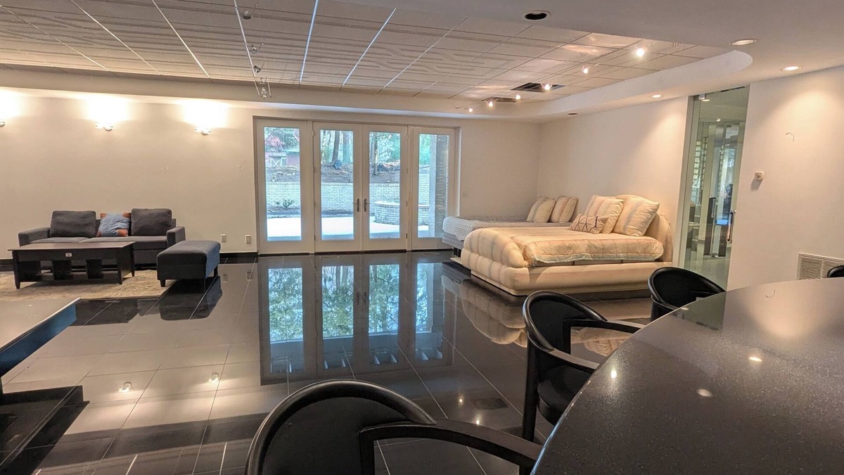 Montville Apartment | Cozy large space with private Sauna, gym & office in a tranquil neighborhood