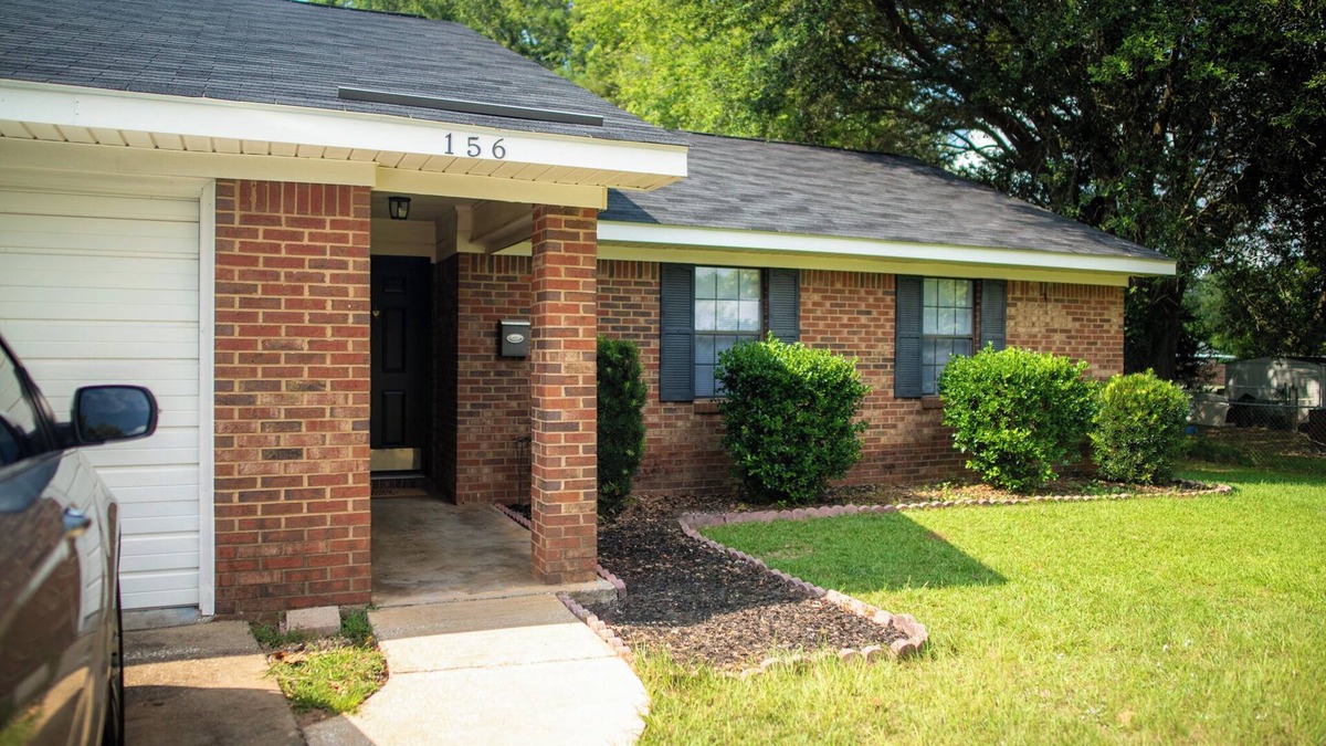 Albany House | Cozy Leesburg, Ga Retreat, Remodeled and designed for comfort. Pet-Friendly!