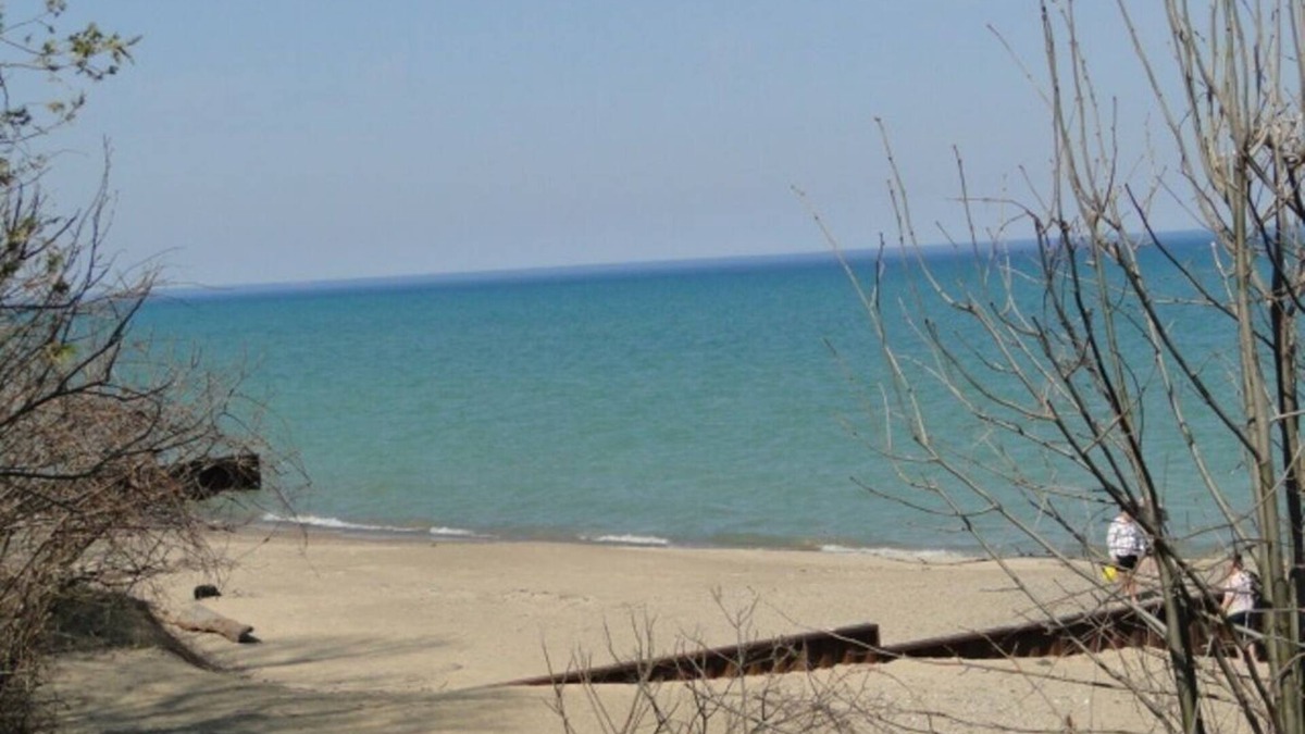 Lexington Cottage | Cozy Lexington cottage! Stroll down to the sandy beach of Lake Huron!