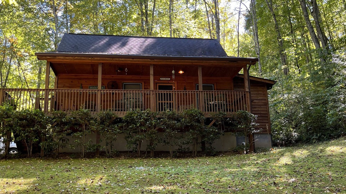 Sylva House | Cozy Lil’ Cabin.