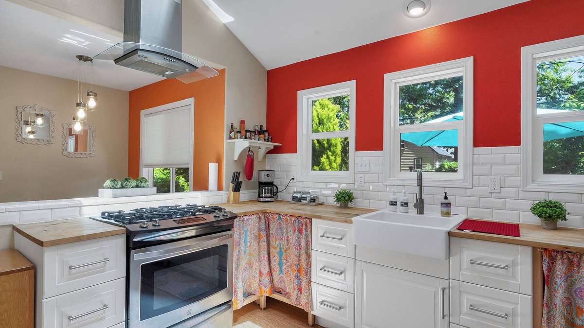 Southeast Salem Cottage | Cozy Lilly Cottage in Salem