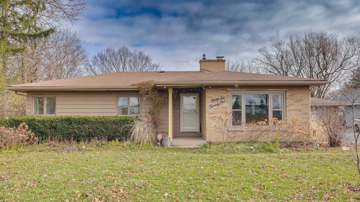 Lisle House | Cozy Lisle Home w/ Fenced Backyard: Pets Welcome!