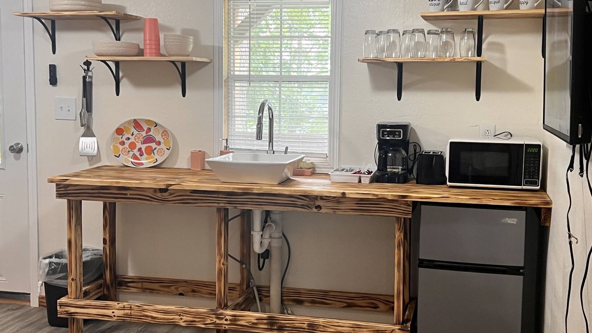 Williamsville Cabin | Cozy little cabin for two or you can bring the whole crew