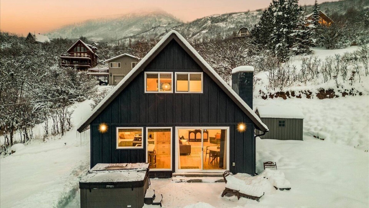 Midway Cabin | Cozy Little Cabin with Hot Tub & Views of Midway