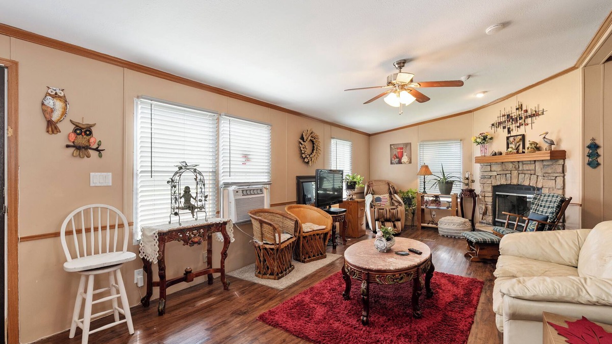Coffee City House | Cozy Little Cottage - Next to Lake Palestine