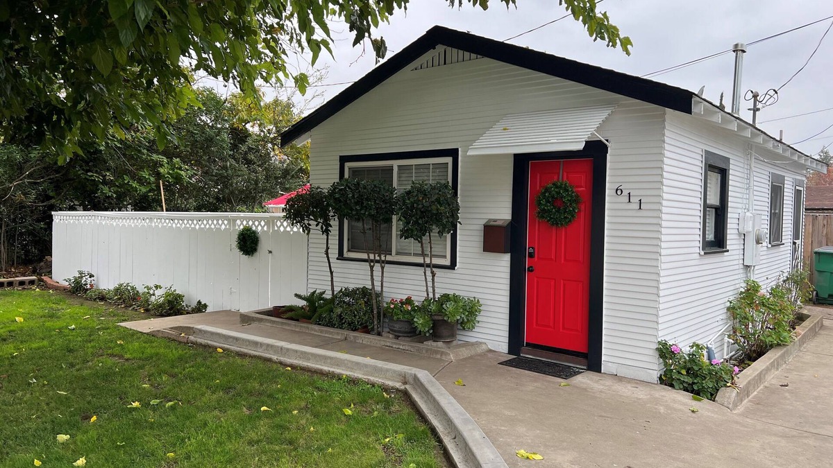 Lodi Cottage | Cozy little cottage W/private yard in town