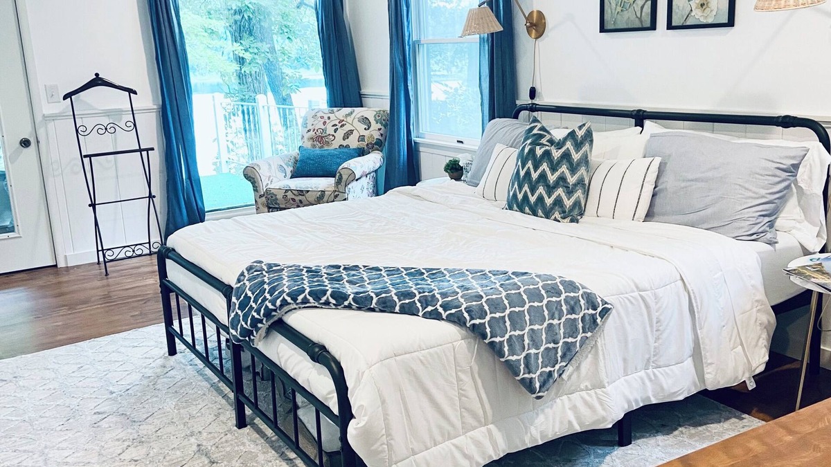Vandalia Cottage | Cozy little lake cottage on Buck Lake!