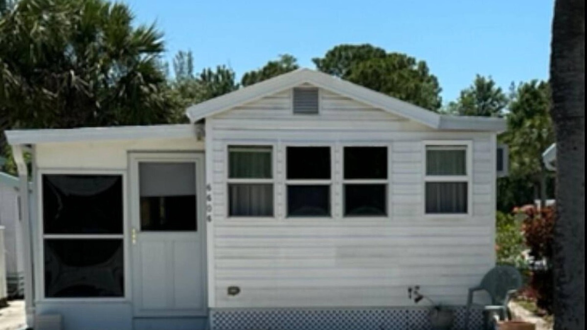 Port Richey House | Cozy little Lake Front Park Model