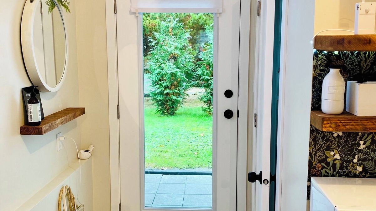 Comox Apartment | Cozy Little Nest, steps from the beach