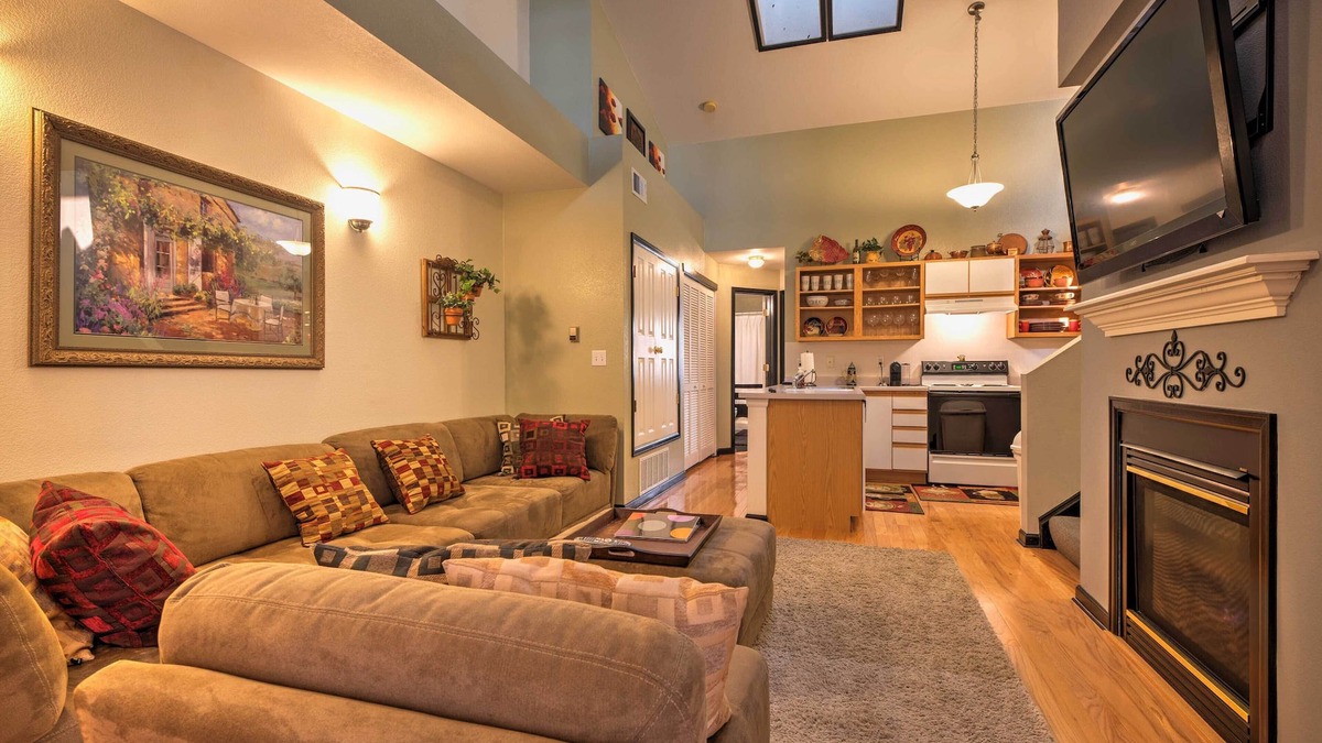 Columbine Valley Condo | Cozy Littleton Condo w/Loft & Patio on Golf Course