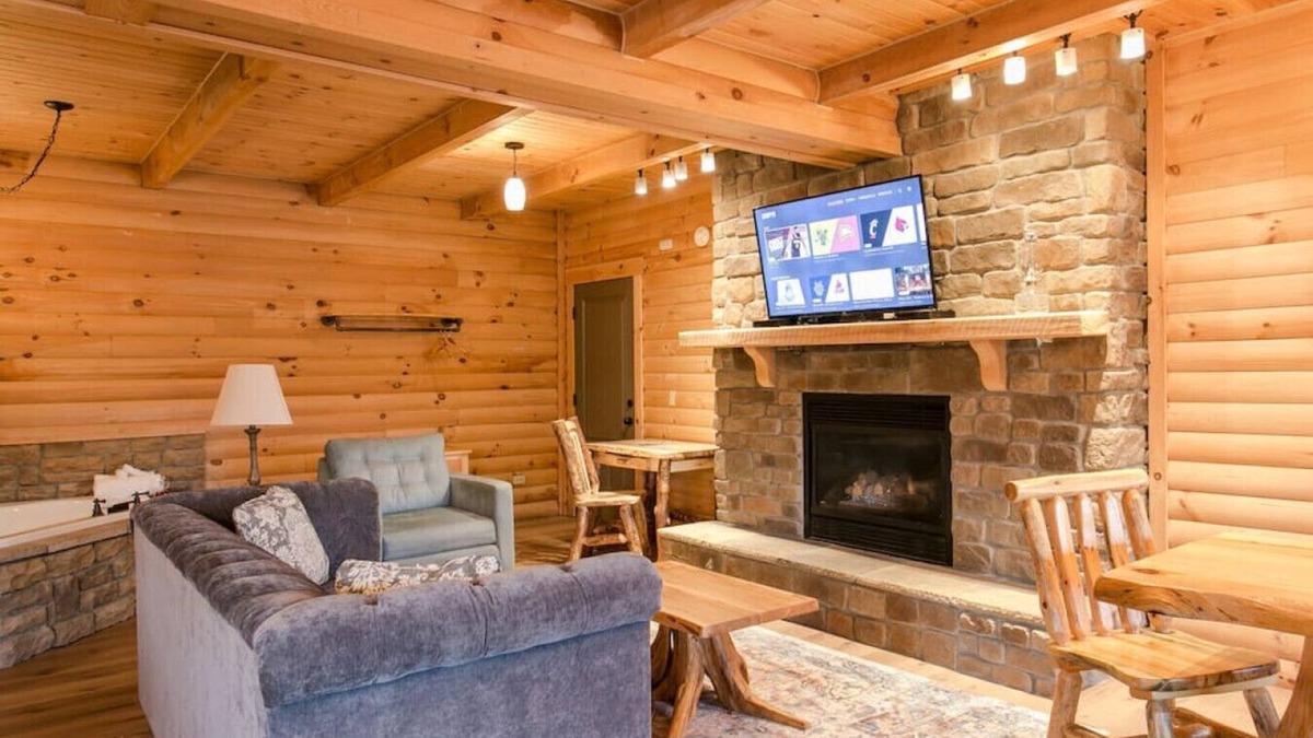 Millersburg Apartment | Cozy Lodge Fireplace Suite in Ohio's Amish Country