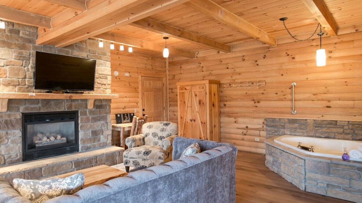 Millersburg Apartment | Cozy Lodge Fireplace Suite in Ohio's Amish Country