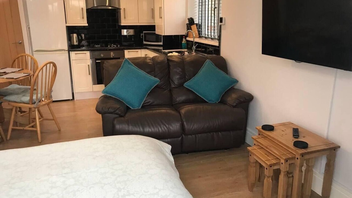 Barton-upon-Humber Cabin | Cozy Lodge sleeps 4 in Barton-upon-Humber