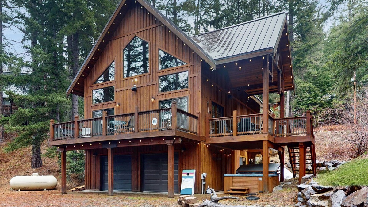 Roslyn Ridge Cabin | Cozy Lodge Retreat with Hot Tub, Fire Pit, Deck & Spacious Workspaces