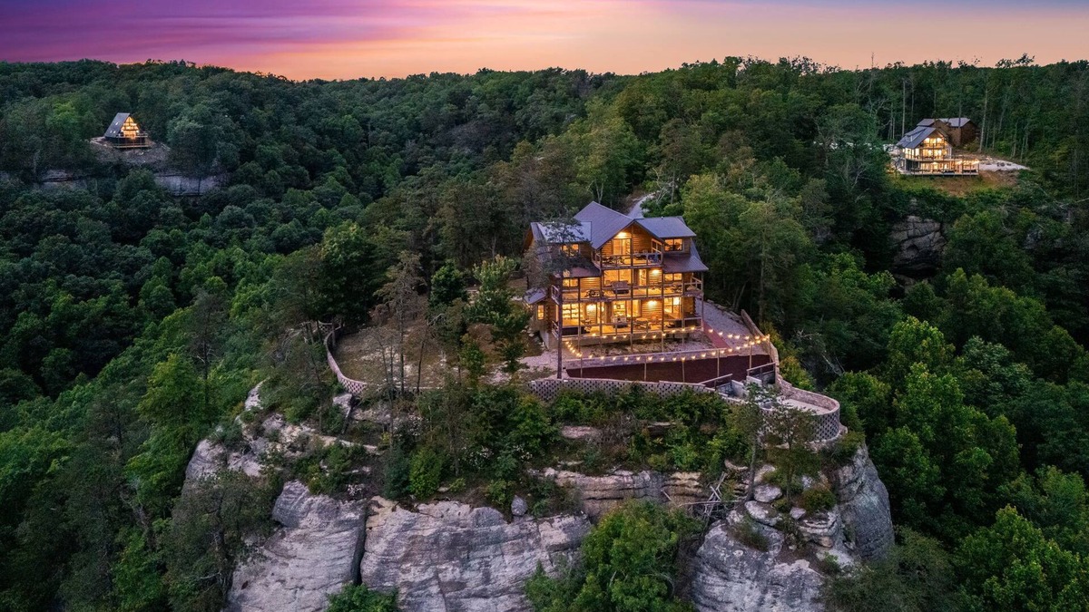 Frenchburg Cabin | Cozy lodge sitting high in the sky, overlooking Red River Gorge Geological Area!