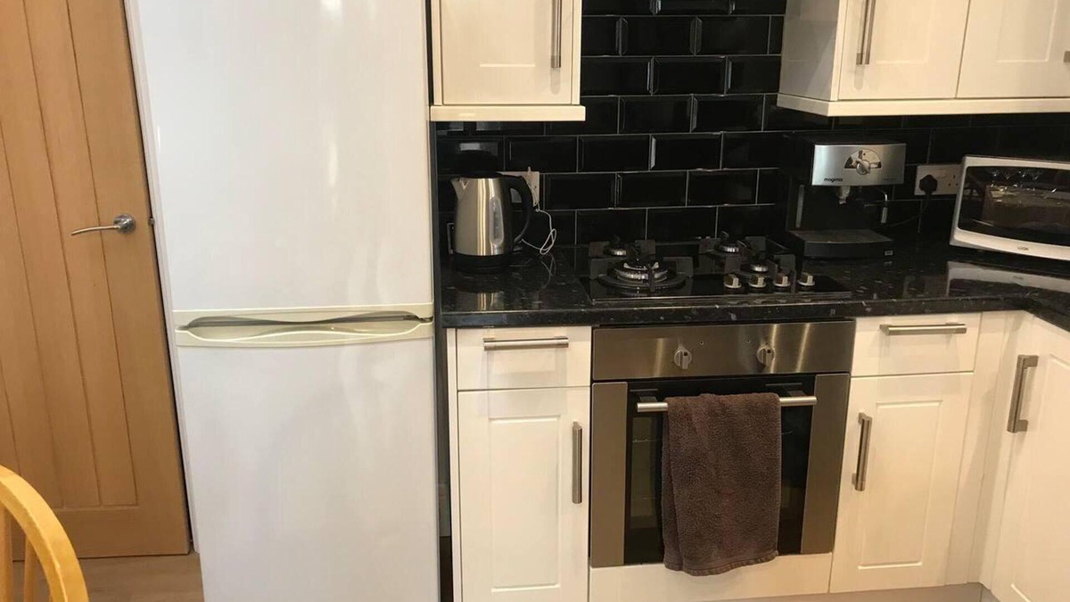 Barton-upon-Humber Cabin | Cozy Lodge Sleeps 4 in Barton-upon-humber