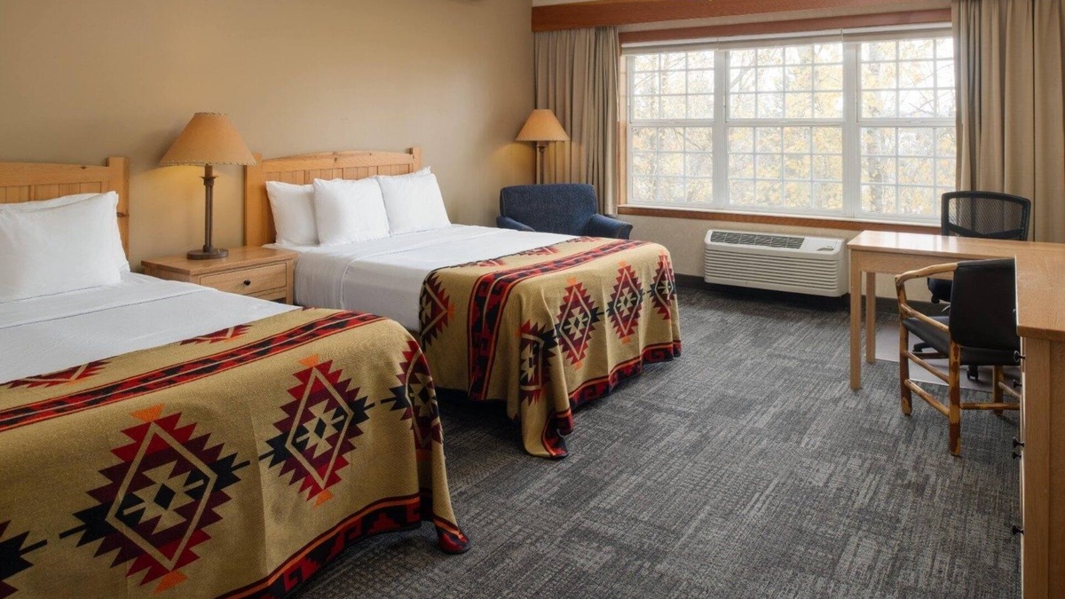 Vancouver Hotel | Cozy Lodge-Styled Room w/Comfortable Bed & Keurig Coffee Maker
