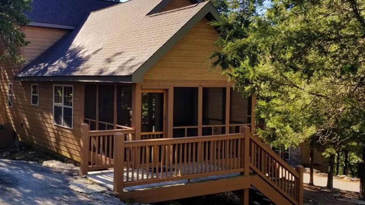 Branson West Cabin | Cozy Lodge with private hot tub in gated golf resort near Silver Dollar City
