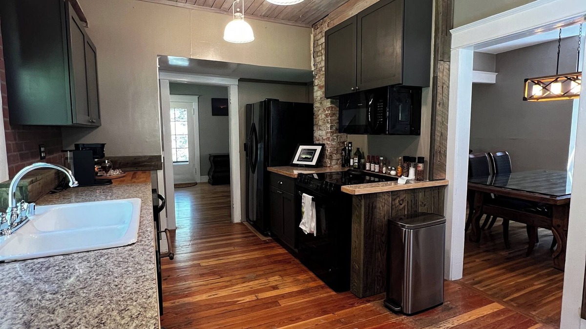 Wallace House | Cozy lodging with ample parking