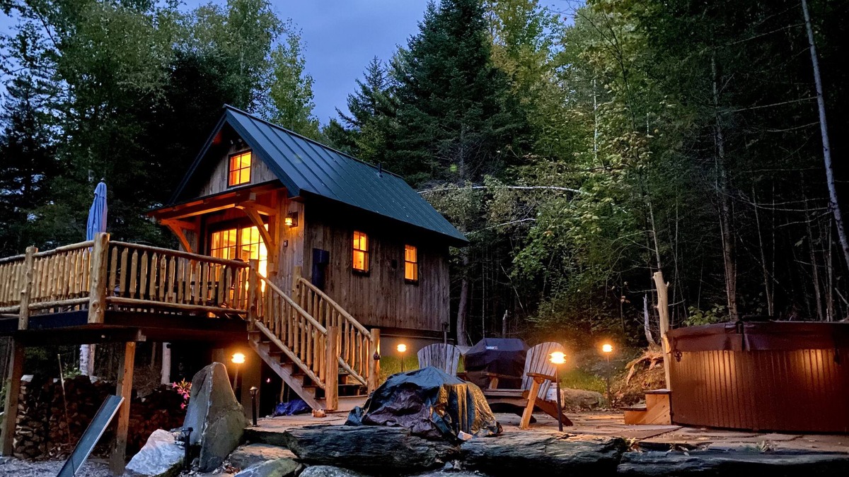 Granville Cabin | Cozy Loft for two with Hot Tub & Mtn Views